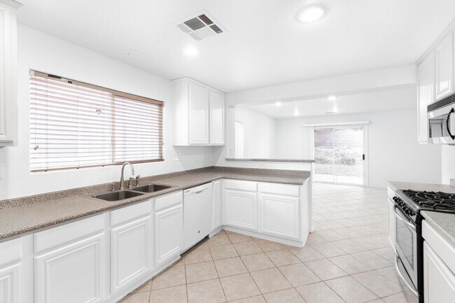Foto del edificio - Huge 4 bedroom, 2.5 bath house in Summerlin!