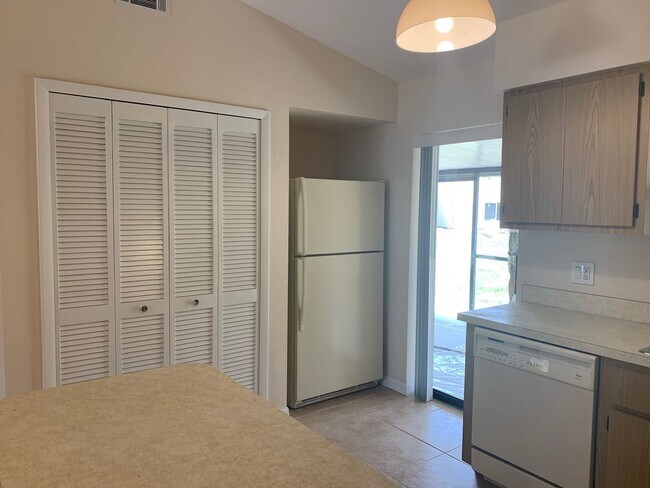 Foto del edificio - 18221-18223 Matanzas Road