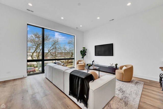 Foto del edificio - 1606 W Hastings St