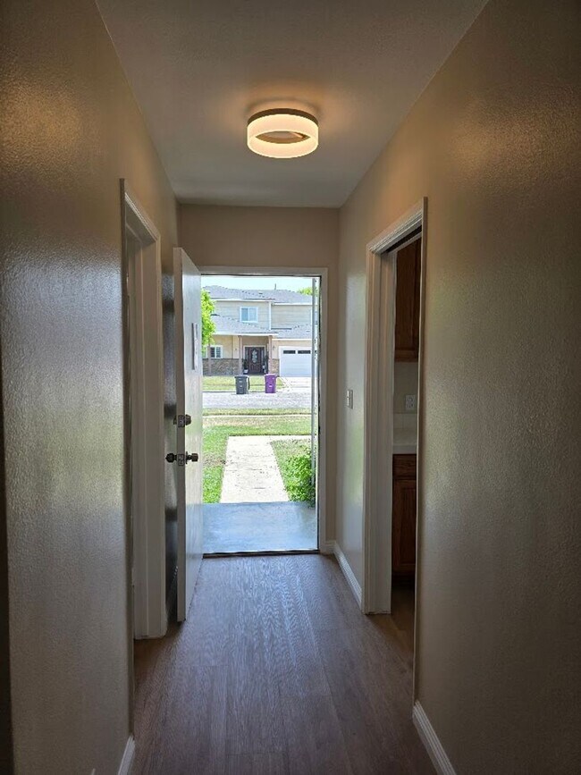 Foto del edificio - TURNKEY-RENT READY SPACIOUS 2BD/2BA HOME, 2-CAR GARAGE WITH AN AUTOMATIC ROLL-UP DOOR, LARGE COVE...