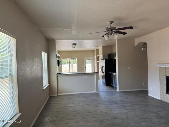 Building Photo - 613 Valley Plum Ave
