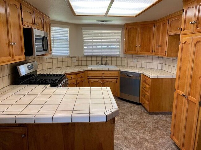 Building Photo - Charming Exeter home available!