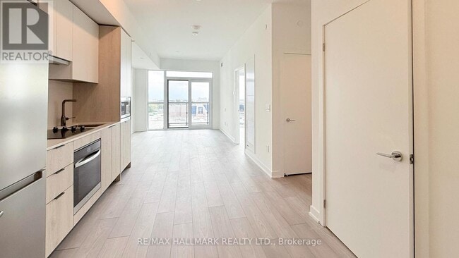 Building Photo - 1007 The Queensway