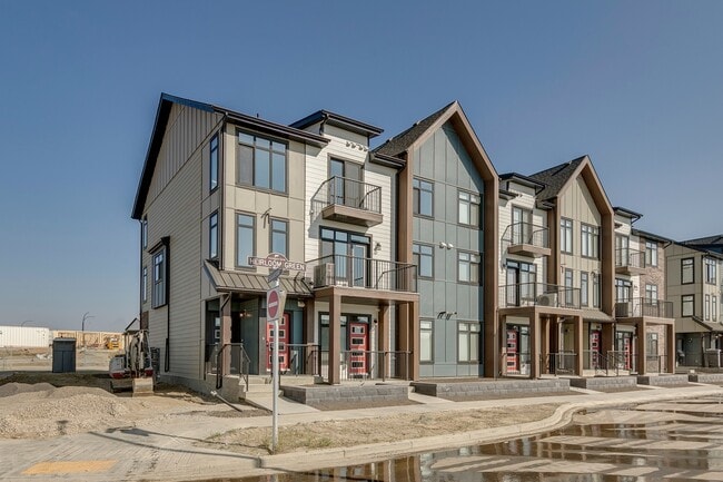Building Photo - The Towns at Rangeview