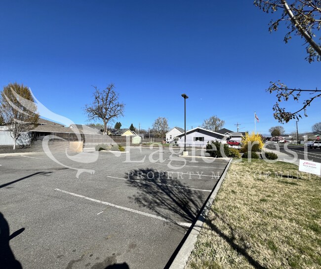 Foto del edificio - Two Bedroom, One and a Half Bathroom Unit