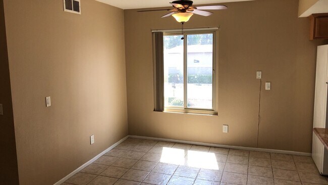 Building Photo - 2 Bed 1 Bath condo with garage- Gated Comm...
