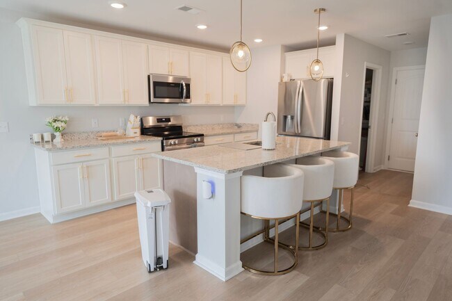 Foto del edificio - Available Soon!