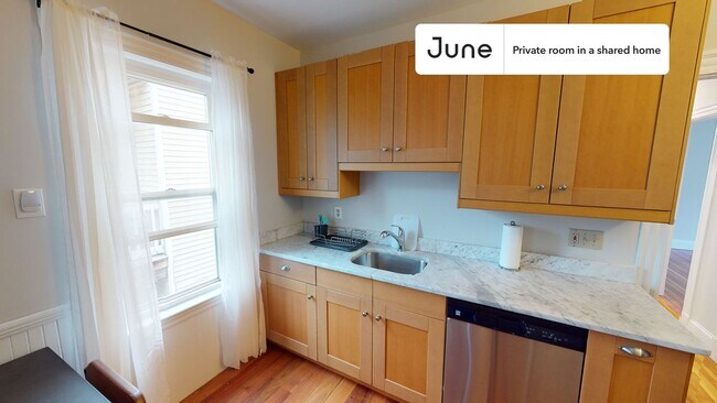 Foto del edificio - Private bedroom in 4 bed/1 bath Home