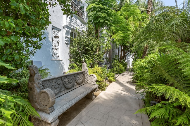 Foto del edificio - 8491 Fountain Ave