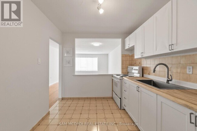 Photo du bâtiment - 1026 Burnhamthorpe Rd E