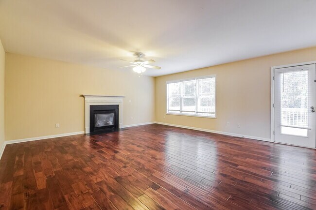 Building Photo - 910 Elderberry Ln