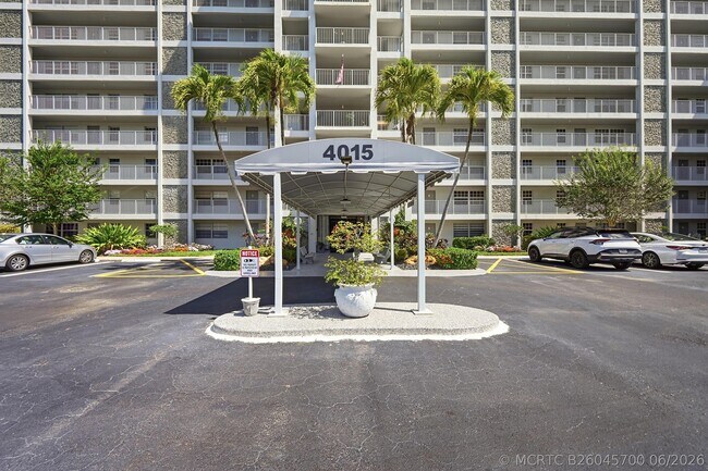 Foto del edificio - 4015 W Palm Aire Dr