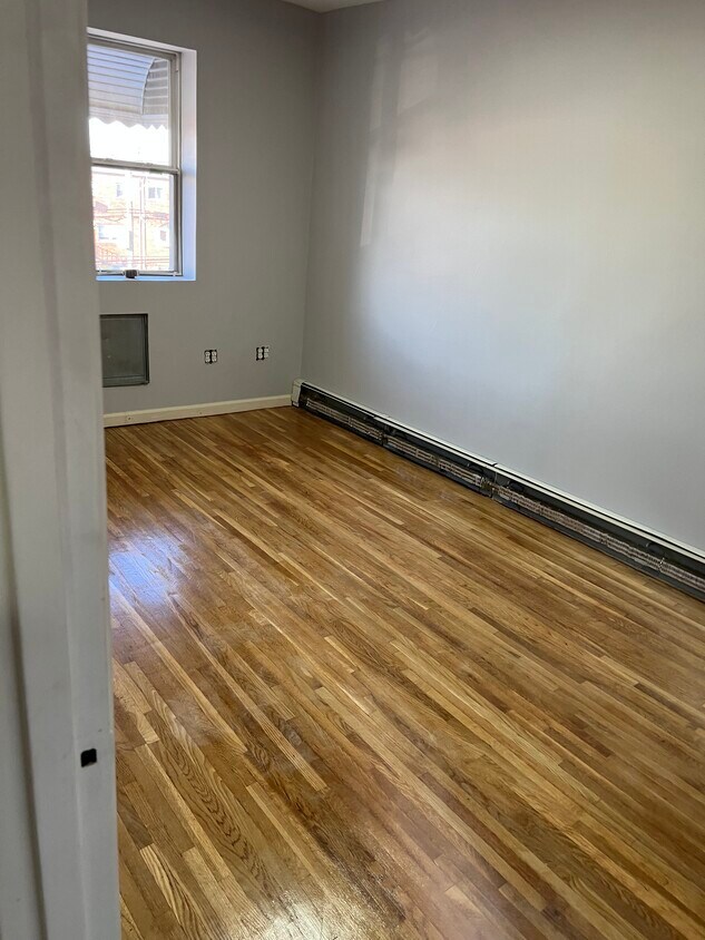 Primary Photo - 4215 E Tremont Ave
