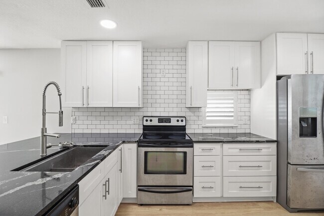 Foto del edificio - 4722 Lakeside Cir