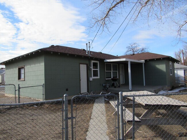 Building Photo - Charming 2 Bedroom W/Garage