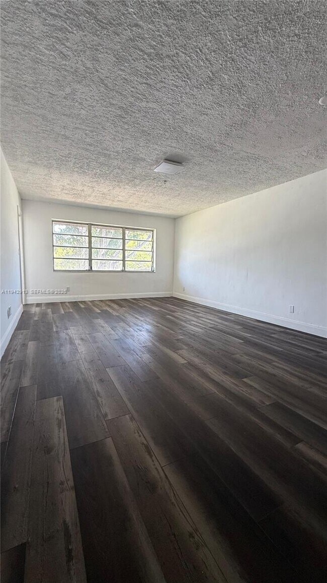 Foto del edificio - 1400 NE 191st St