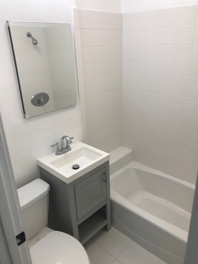 Bath with shower - 1011 1/2 N Coronado St