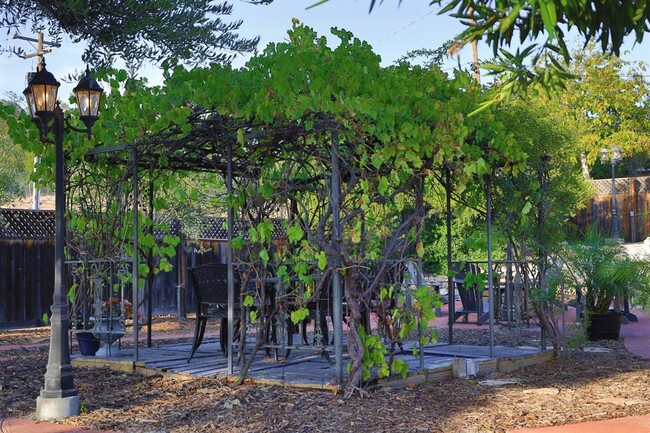 Foto del edificio - Garcia House: Fully Furnished, Wonderful Hot Tub, Spacious Fenced Outdoor Area, Pet-Friendly too!