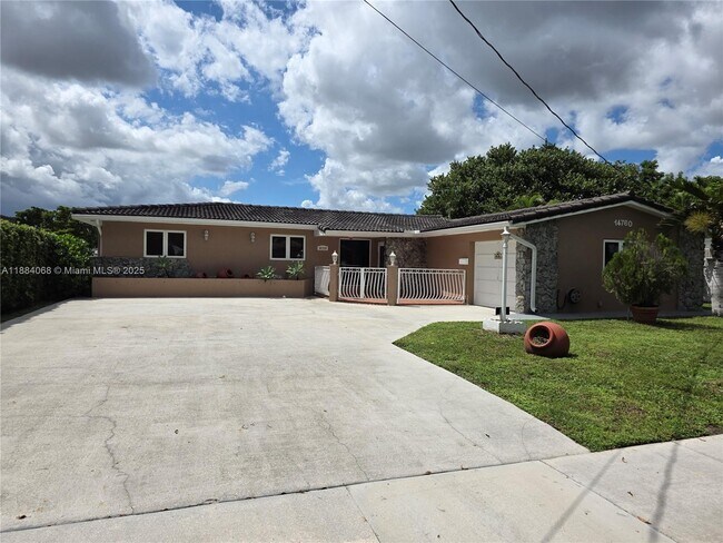Foto del edificio - 14760 Lewis Rd