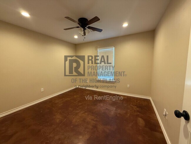 Foto del edificio - 13055 Raymond Rd