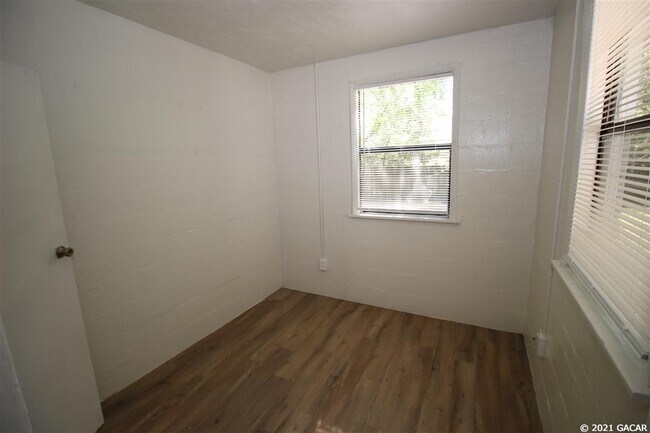 Foto del edificio - 643 NE Waldo Rd