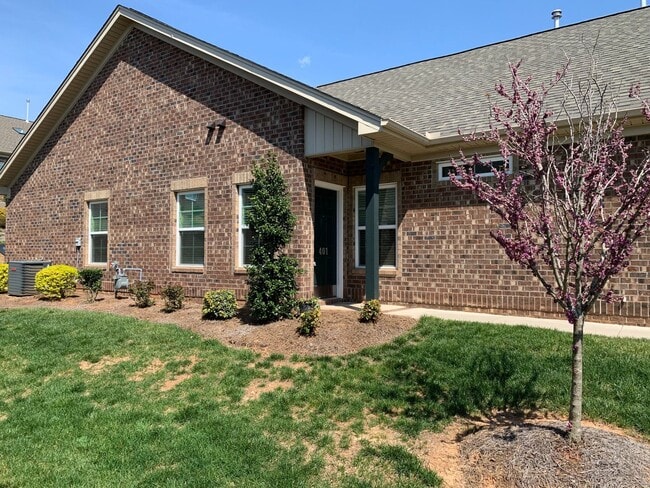 Building Photo - 3 Bedroom, 2 Bathroom One Level Townhome i...