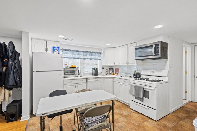 Building Photo - 5230 S Lockwood Ave