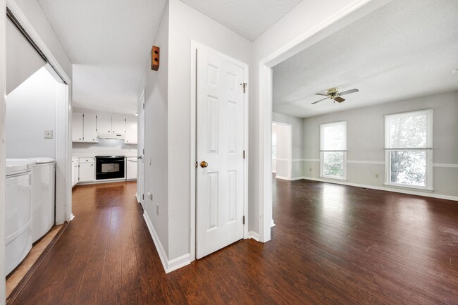 Building Photo - Adorable 3 BD/2.5 BA Hillsborough Home!