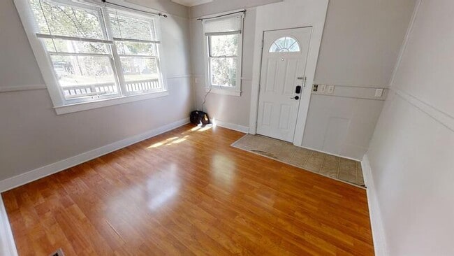 Photo - 900 Woodlawn Ave Apartment