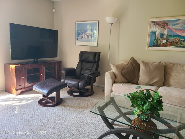Building Photo - 521 Summerset Ct