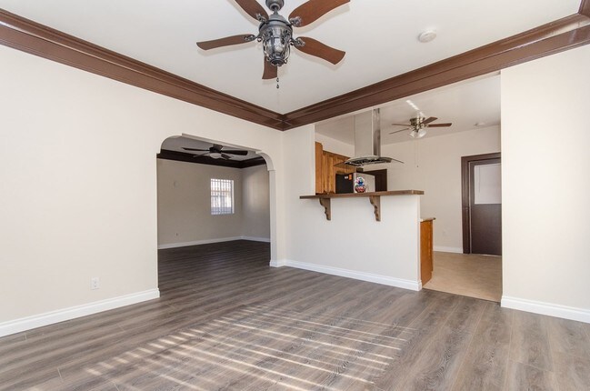 Building Photo - 2 br, 1 bath Apartment - 430 S Soto St.
