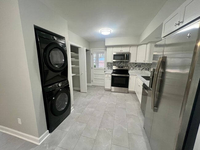 Building Photo - Lovely 3 Bedroom / 2 Bathroom Renovated Ranch Home for Rent