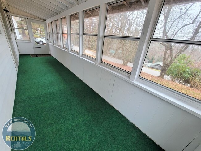 Building Photo - 2 Bedroom Right in Town!