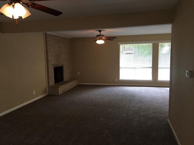 Foto del edificio - 1514 Regina Ct S