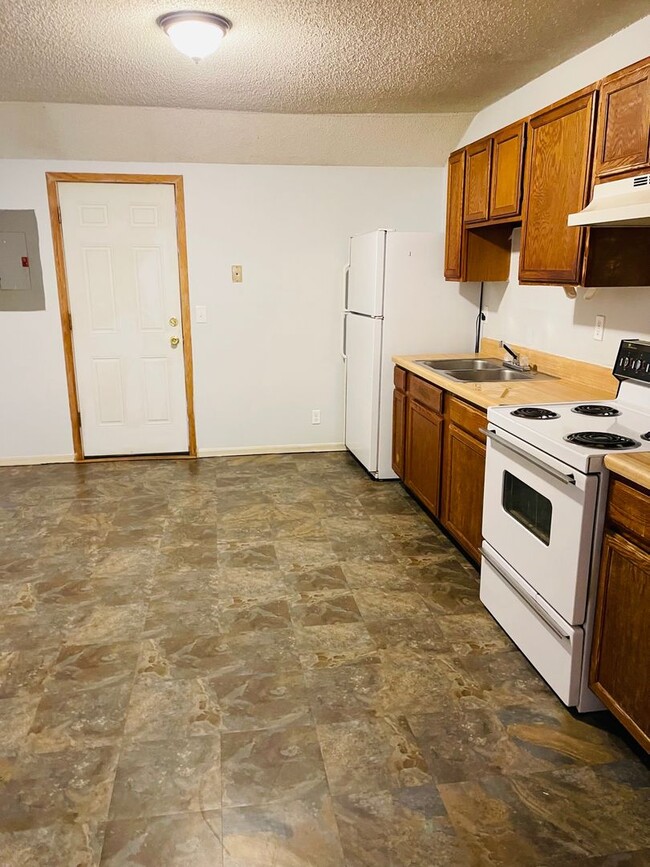 Building Photo - Great Size, Affordable Apartment!