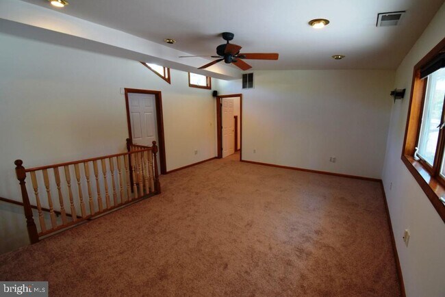 Building Photo - 1507 Oakview Dr
