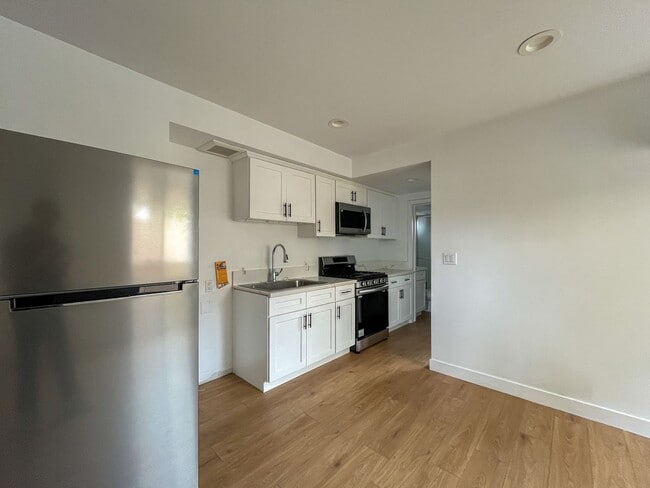 Interior Photo - 1034 Magnolia Ave