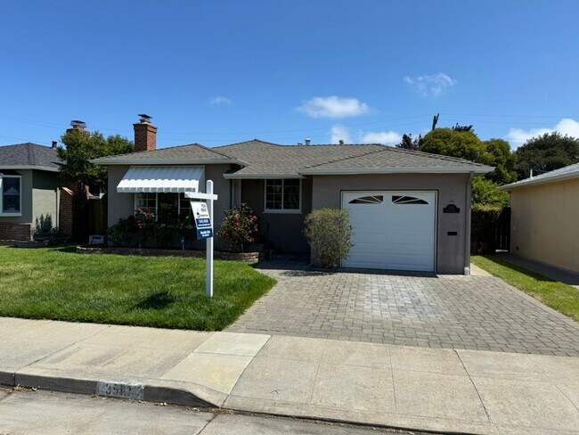 Building Photo - Premier Large 4-bedroom, 2-bath residence,...