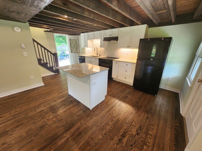 Foto del edificio - 70 Spruce Brook Rd