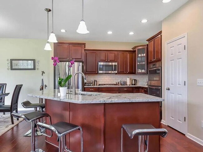 Building Photo - Beautiful 5bed home in apple valley! Dont miss this one!