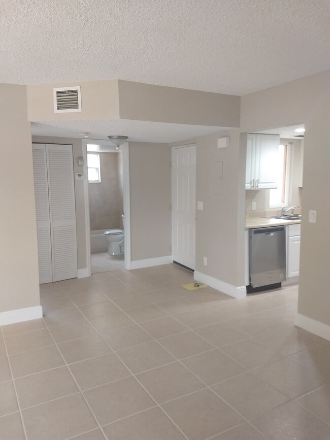 Building Photo - 1503 SE Royal Green Cir