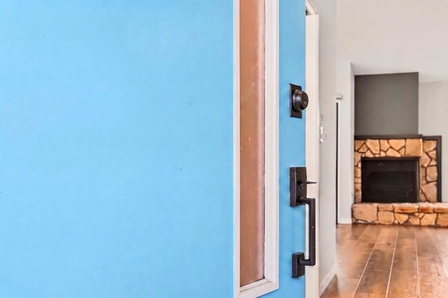 Building Photo - Beautiful 2BR/2BA Townhome with Valley Views, Covered Parking & In-Unit Laundry