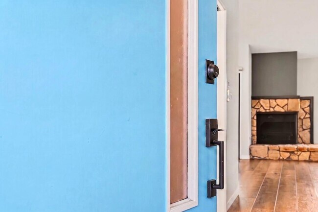 Foto del edificio - Beautiful 2BR/2BA Townhome with Valley Views, Covered Parking & In-Unit Laundry
