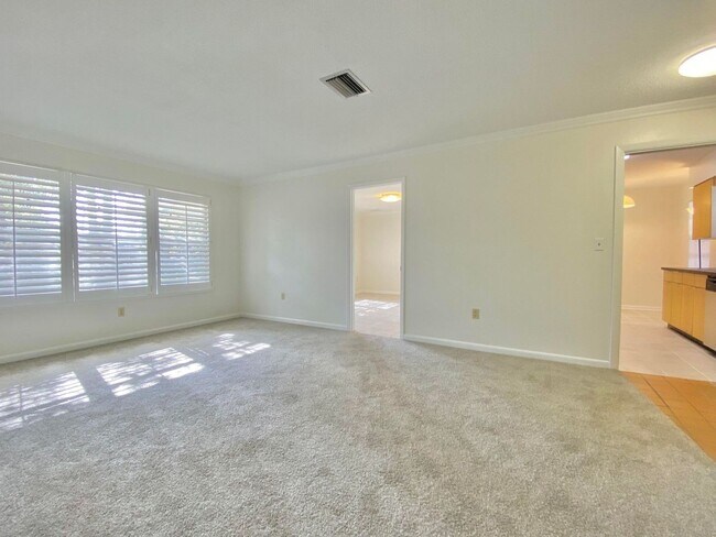 Foto del edificio - Spacious 3 Bedroom / 2 Bath with washer/dr...