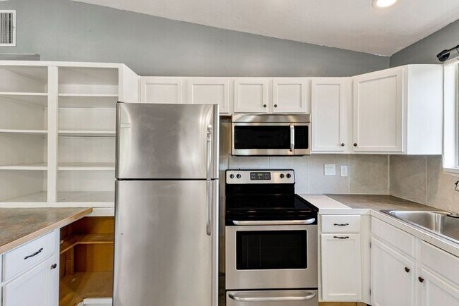 Building Photo - Spacious 5 Bed, 3 Bath with Sunroom