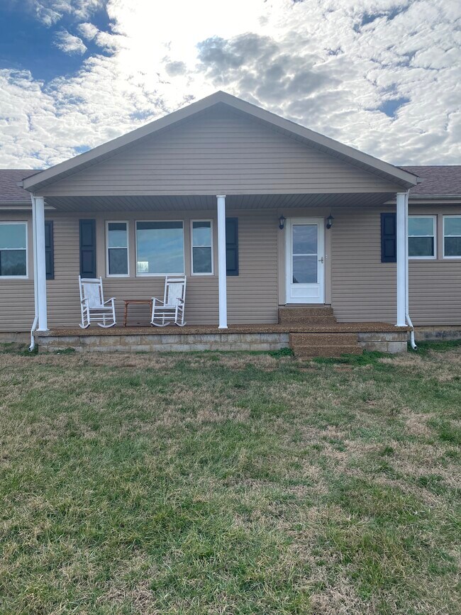 Front Porch - 905 Town Branch Rd