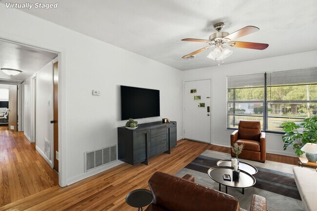 Foto del edificio - 3 Bedroom House with Huge Backyard!