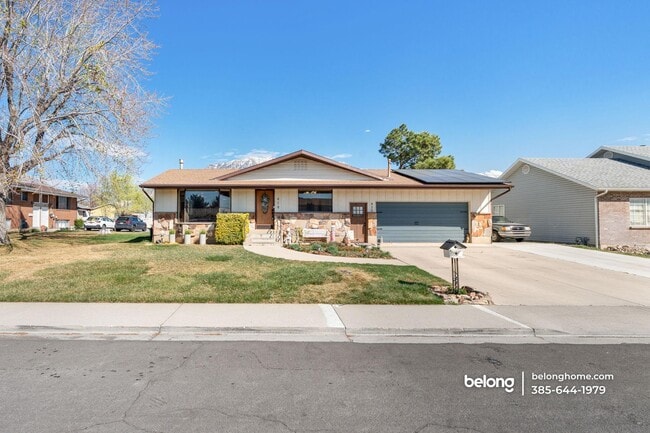 Building Photo - 428 200 E