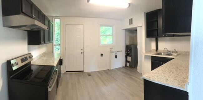 Building Photo - 2 Bed 1 Bath Home