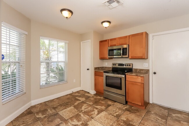 Building Photo - 3008 Sabal Bend Dr NE